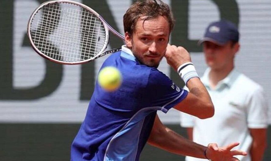 Elastic man Daniil Medvedev through to French Open third round